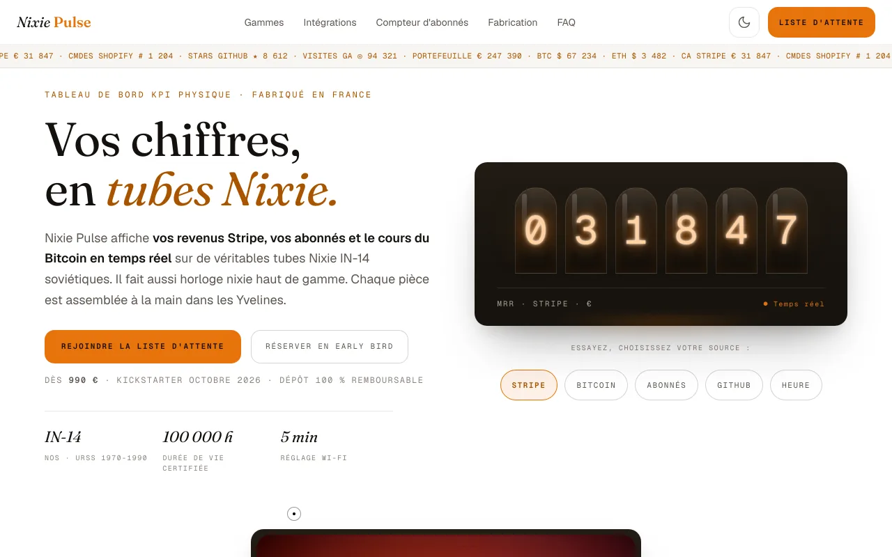 Page d'accueil du site Nixie Pulse : le titre « Vos chiffres, en tubes Nixie » face à un tableau de bord affichant des chiffres orange sur fond noir.